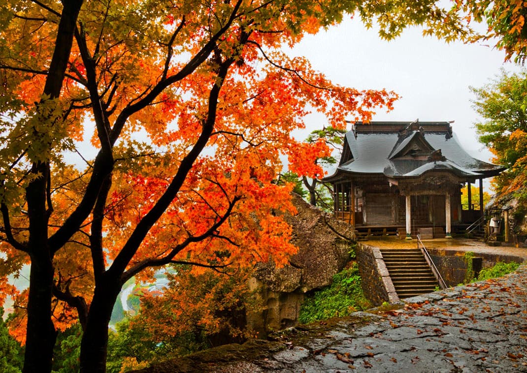 Yamadera-templet i Japan om efteråret