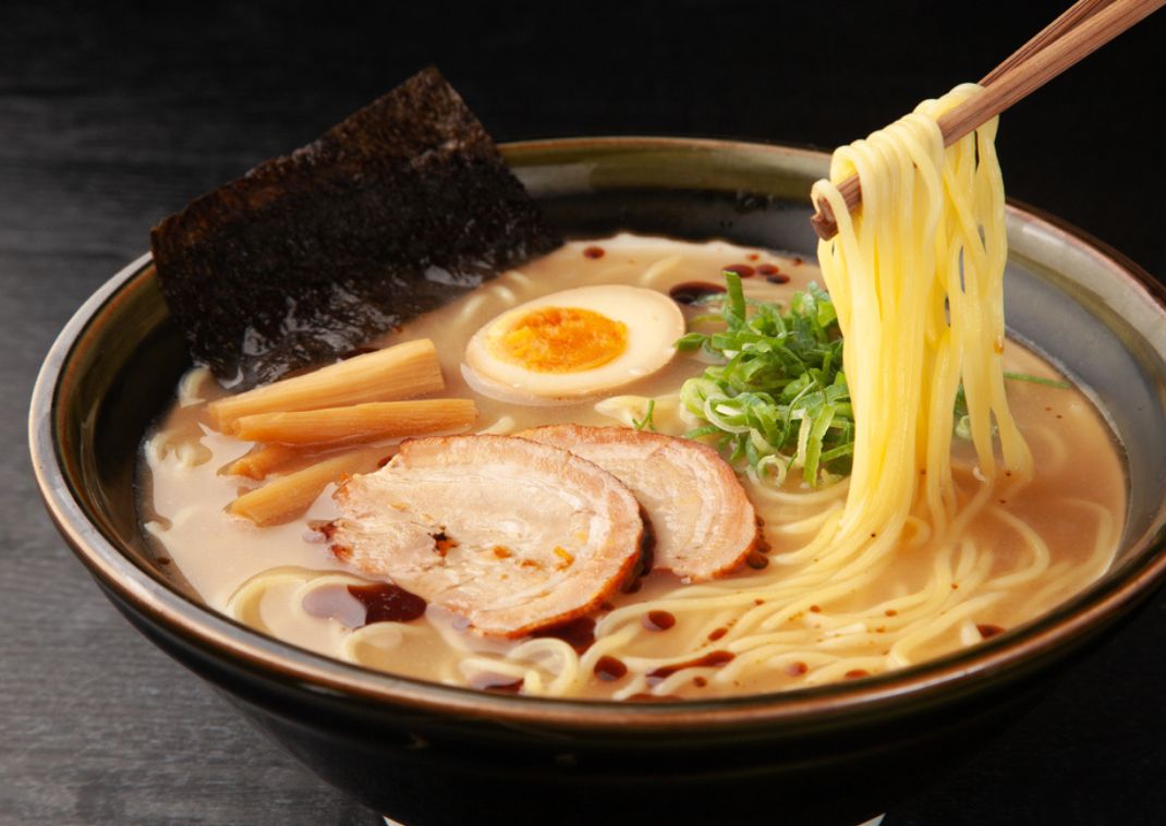 Japansk svinekøds ramen med forskelligt drys.