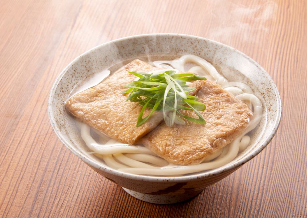  Japansk kitsune-udon med dybstegt tofu
