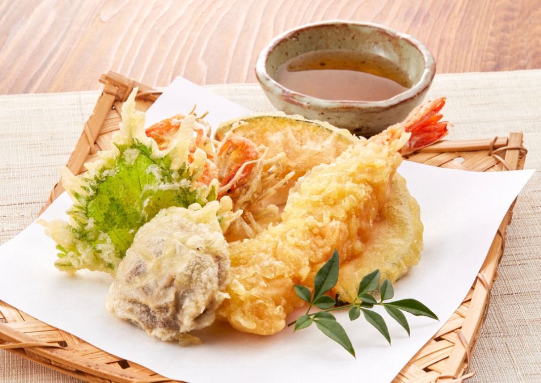 Japansk tempura serveret med dyppelse