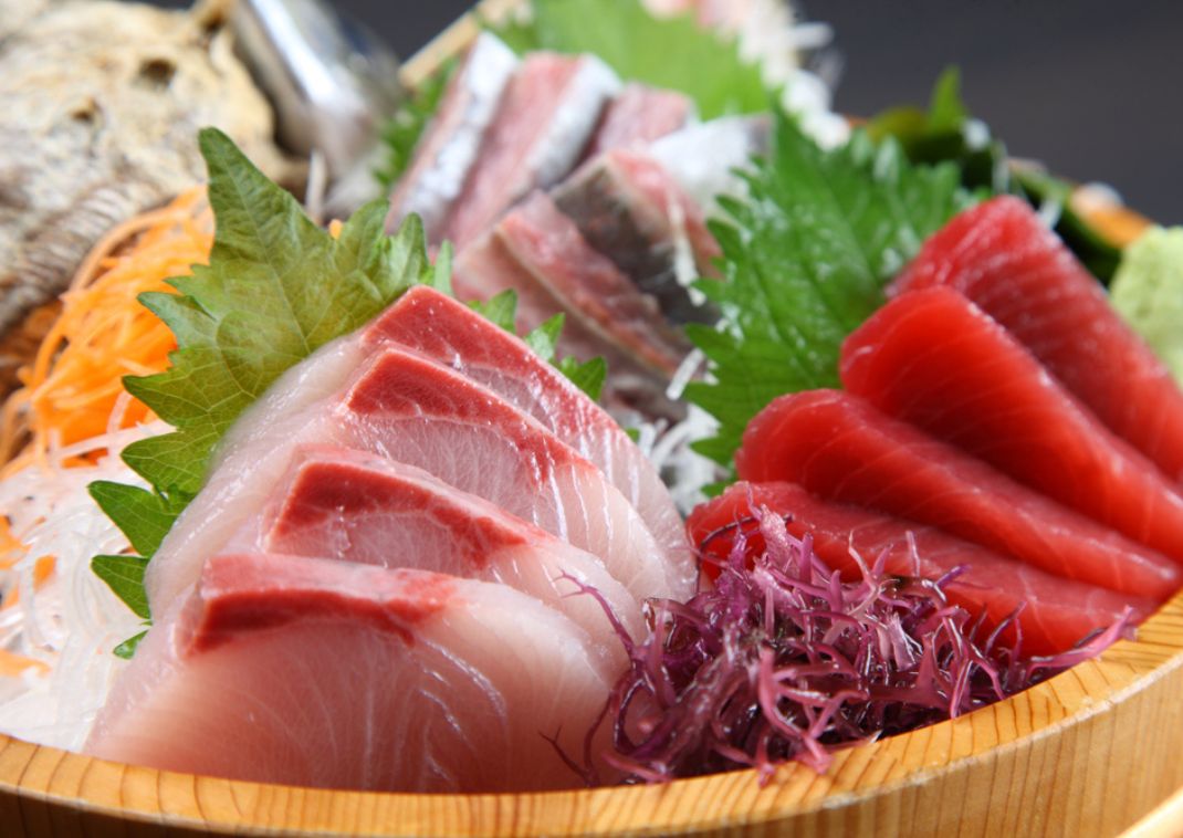 Frisk japansk sashimi serveret i en træskål