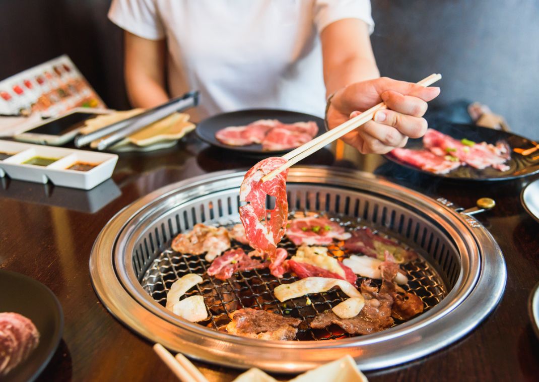 Kød tilberedes på en grill i en yakiniku-restaurant