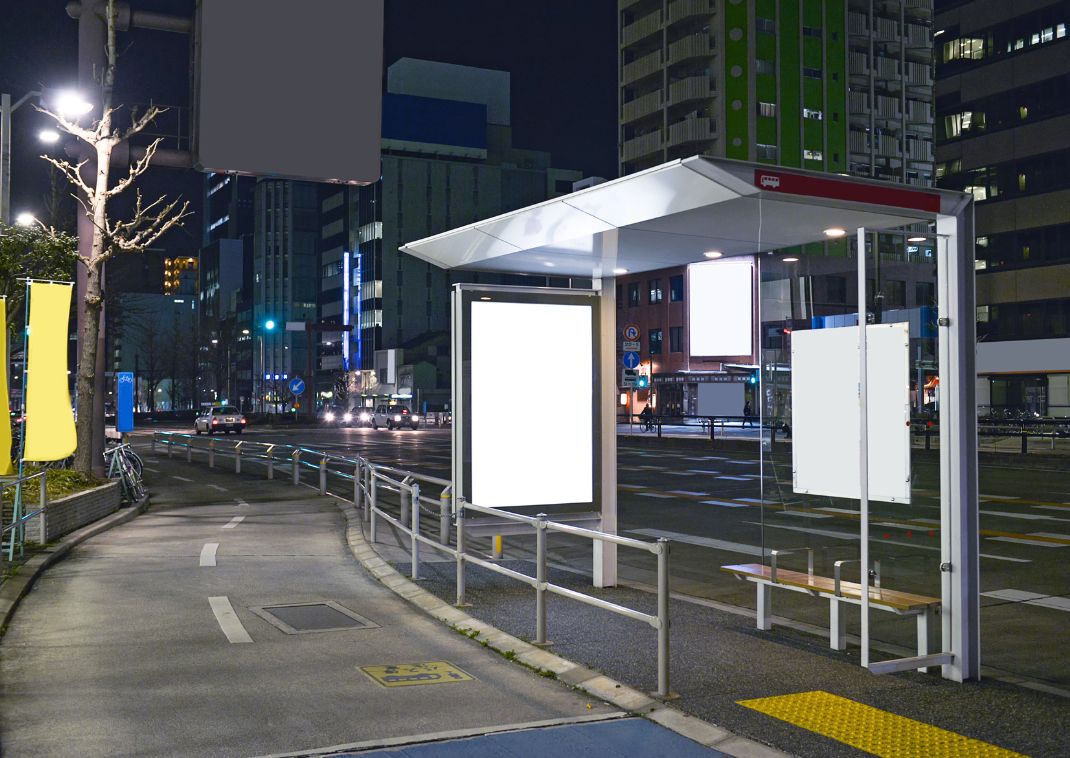 Et tomt busstoppested om natten i Japan