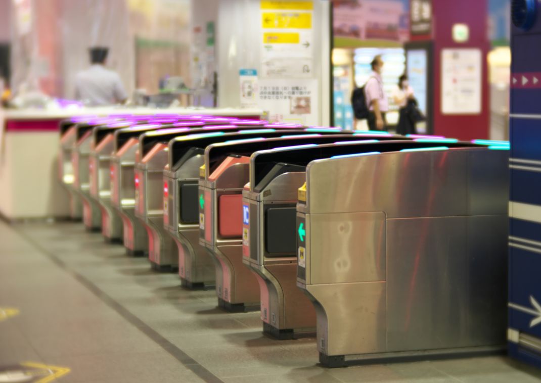 Billetindgang på en station i den centrale del af Tokyo