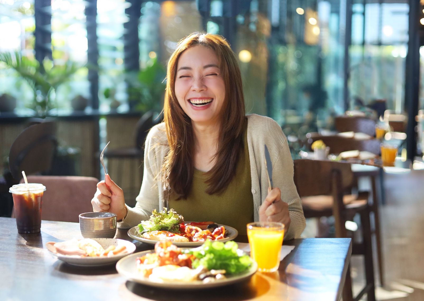 Dame nyder et glutenfrit måltid i Japan