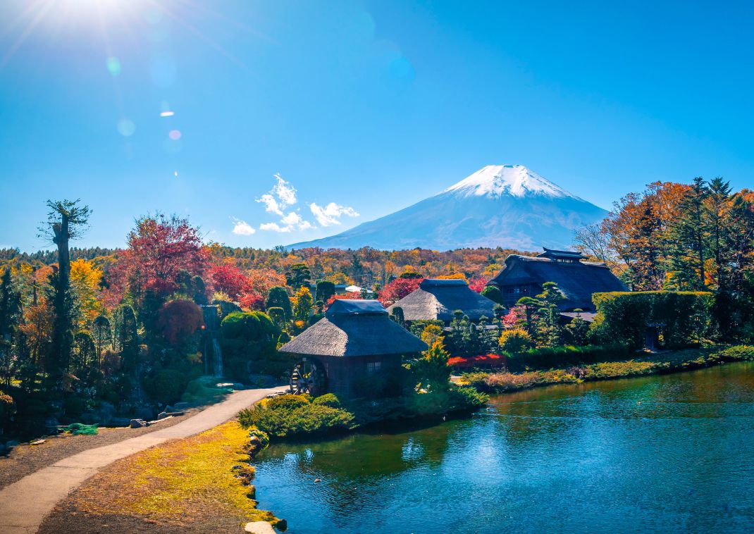 Den gamle landsby Oshino Hakkai med Mt. Fuji i efterårssæsonen, Japan