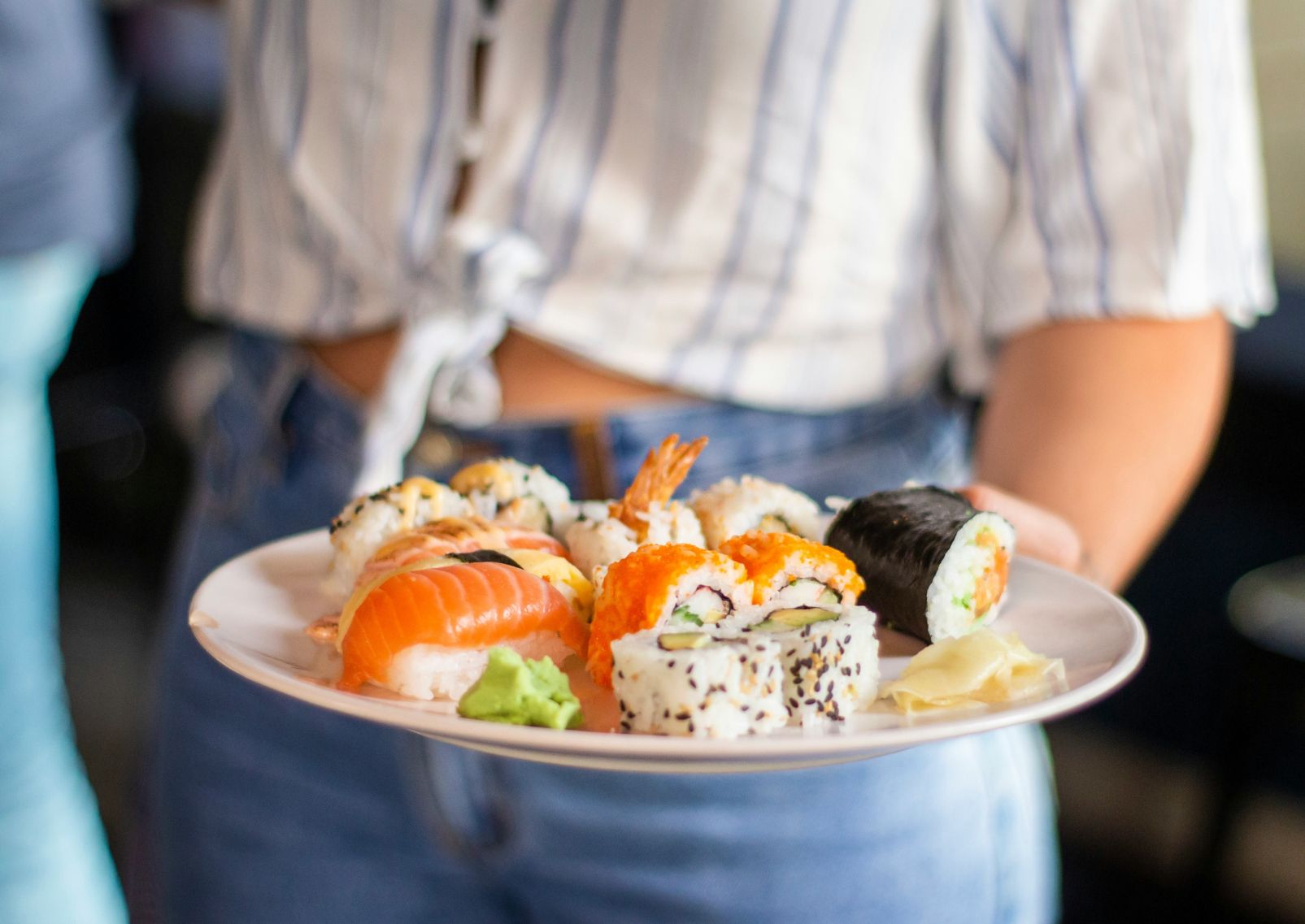 Kvinde serverer frisk sushi, Japan