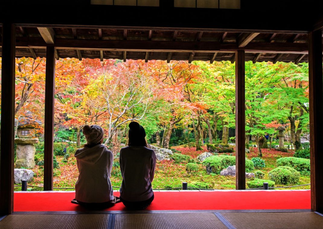 To piger sidder i Enkoji tempel and Garden, Kyoto, Japan