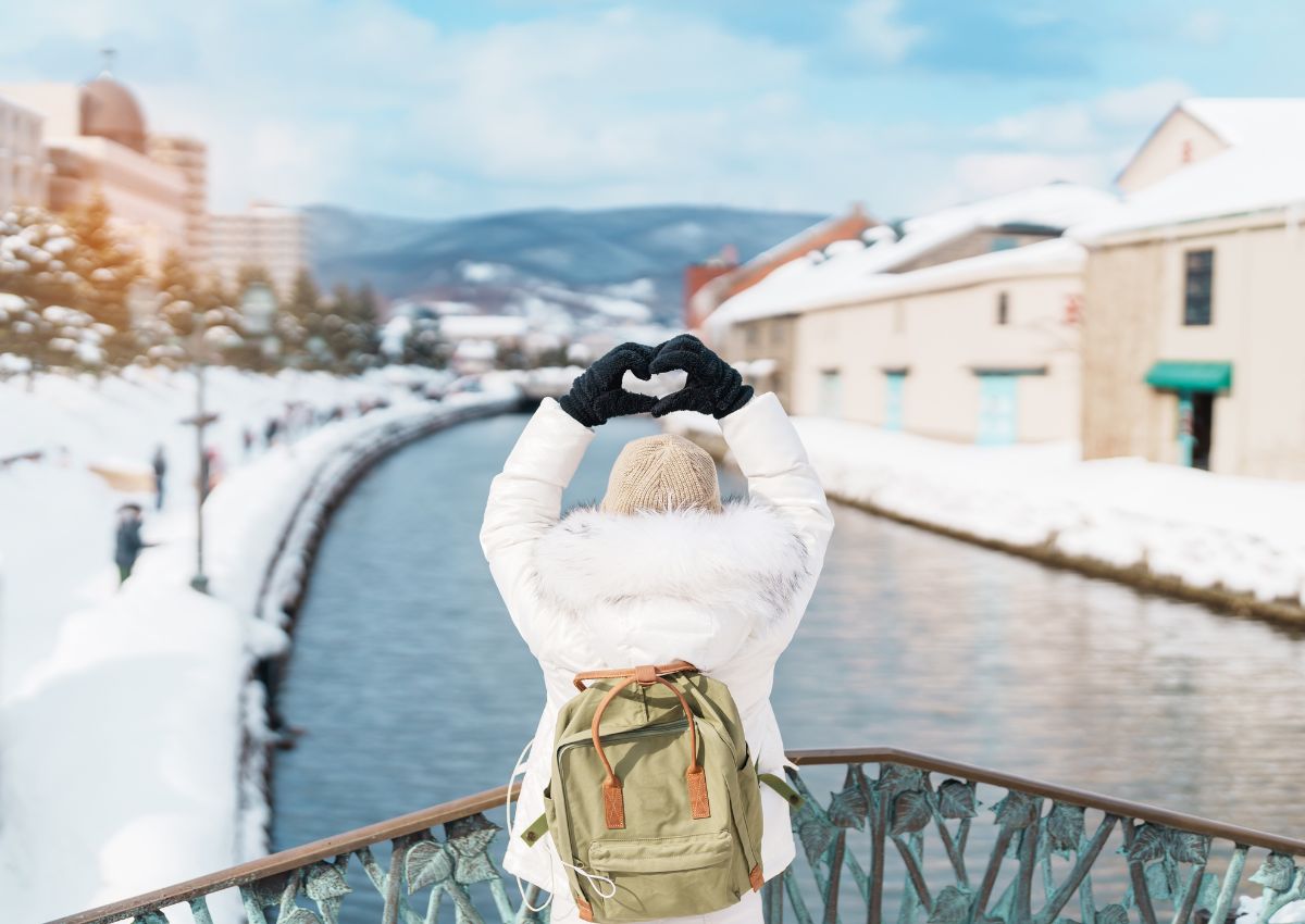 Glad kvindelig rejsende i det snerige Otaru