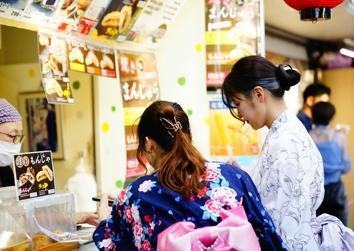Japanske kvinder køber streetfood, Japan