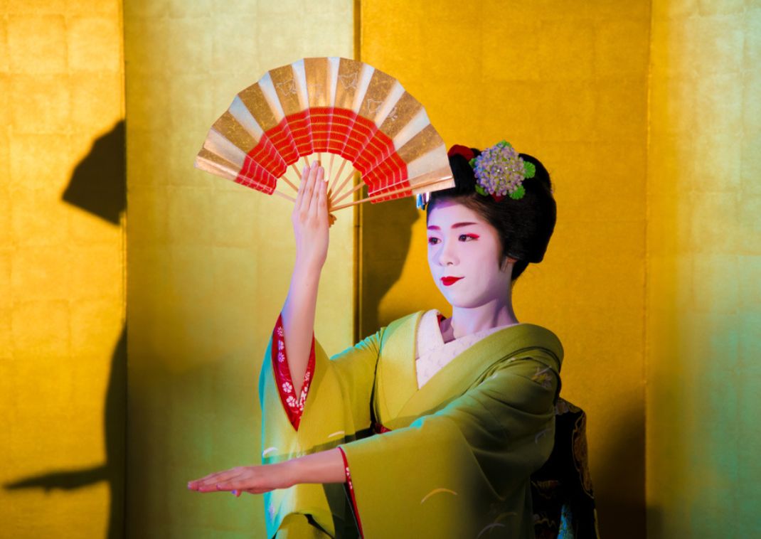 Geisha optræder i traditionel kimono i Japan.