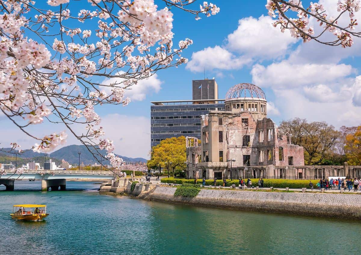 Hiroshimas Atomic Dome om foråret, Japan