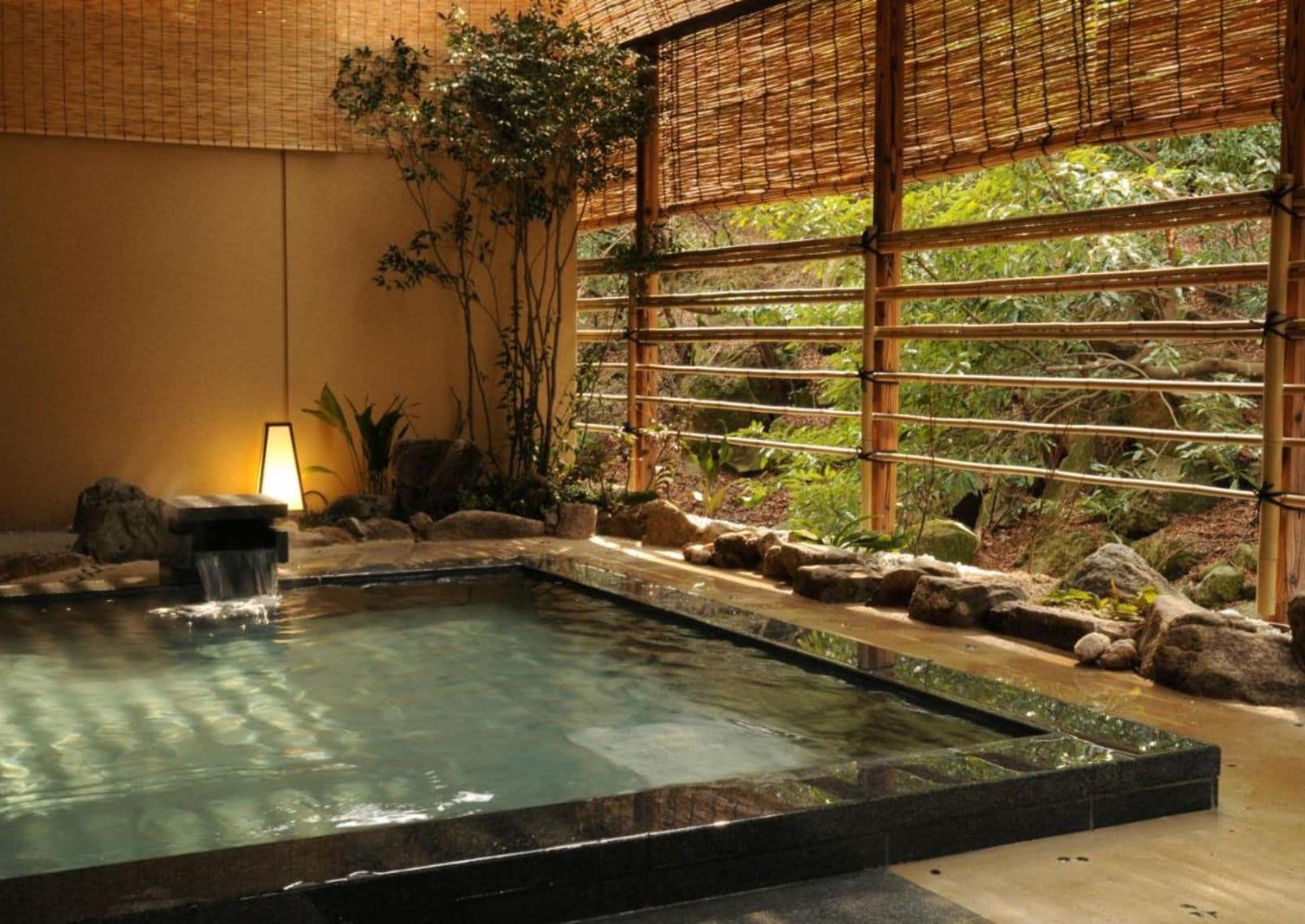 Halvåben onsen med udsigt til Miyajimas frodige natur