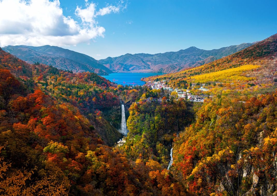 Kegon vandfaldet med Chuzenji-søen om efteråret, Nikko, Japan