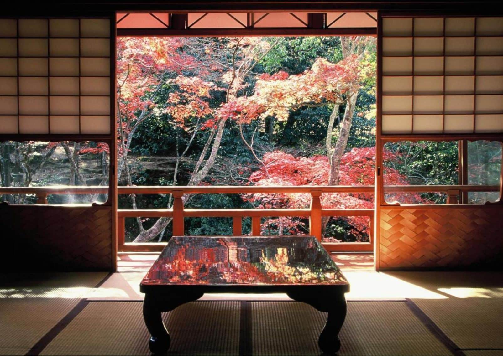 Traditionelt ryokan-værelse på Iwaso med udsigt til efterårsblade