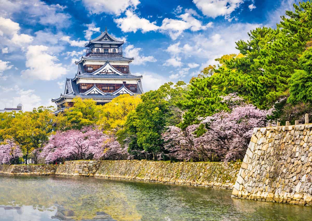 Hiroshima-borgen med kirsebærblomster, Japan