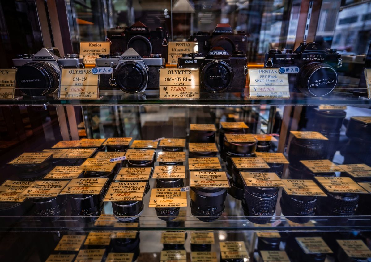 Vintagekameraer i butiksvindue i Tokyo