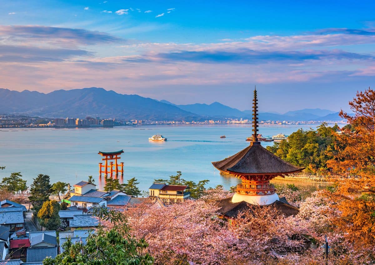 Øen Miyajima under kirsebærblomstringen, Japan