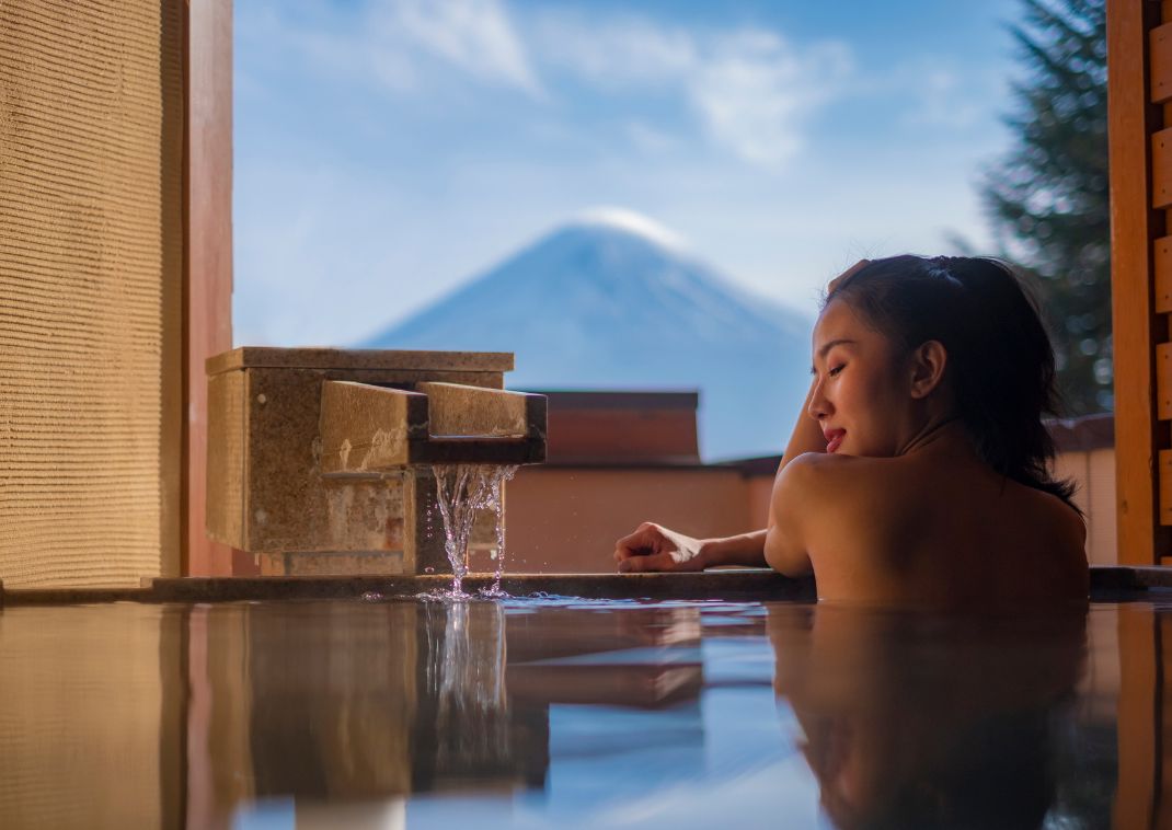 Kvinde nyder udendørs onsen ved Mt. Fuji, Japan