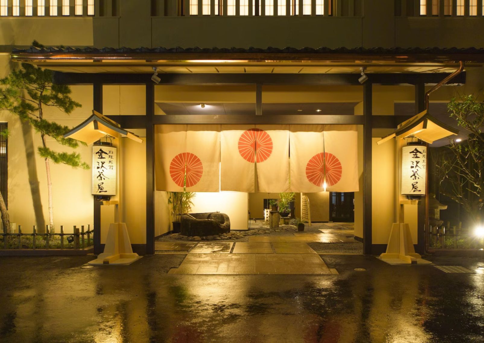 Indgang til Kanazawa Chaya ved skumringstid