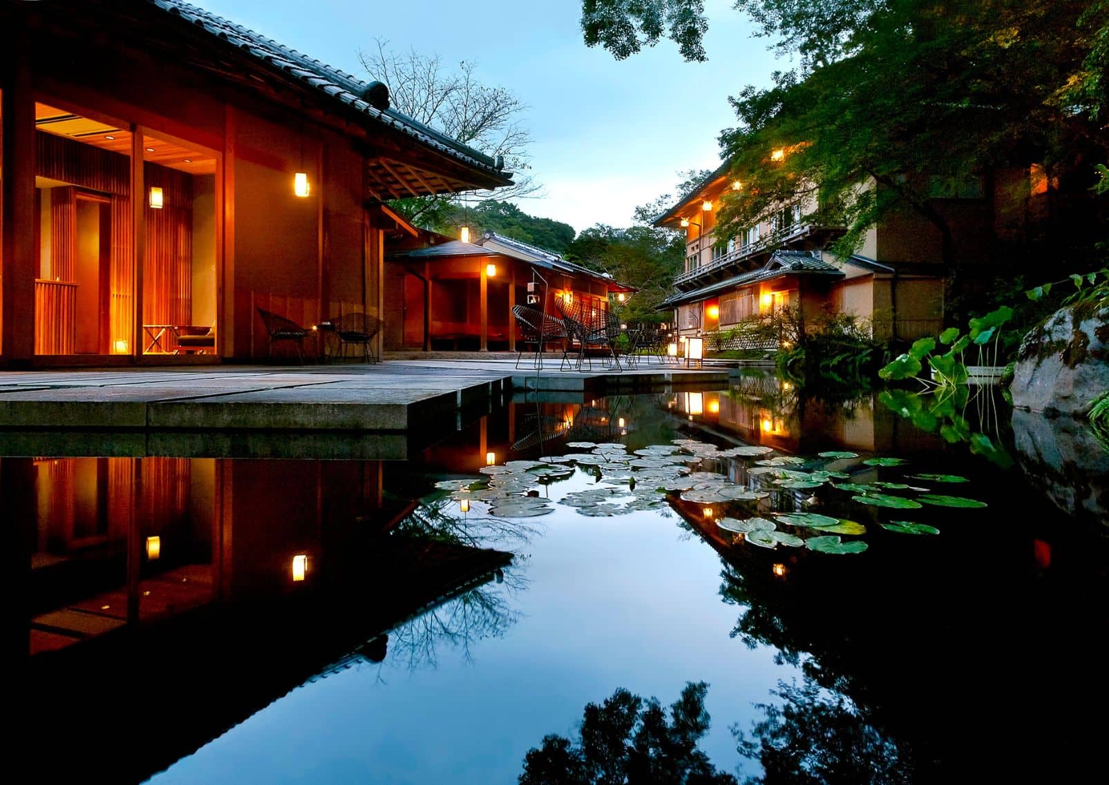  Hoshinoya Kyoto set udefra ved skumring