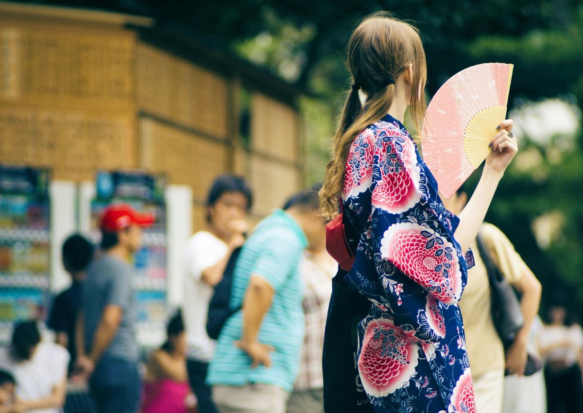 Pige i yukata til sommerfestival in Japan