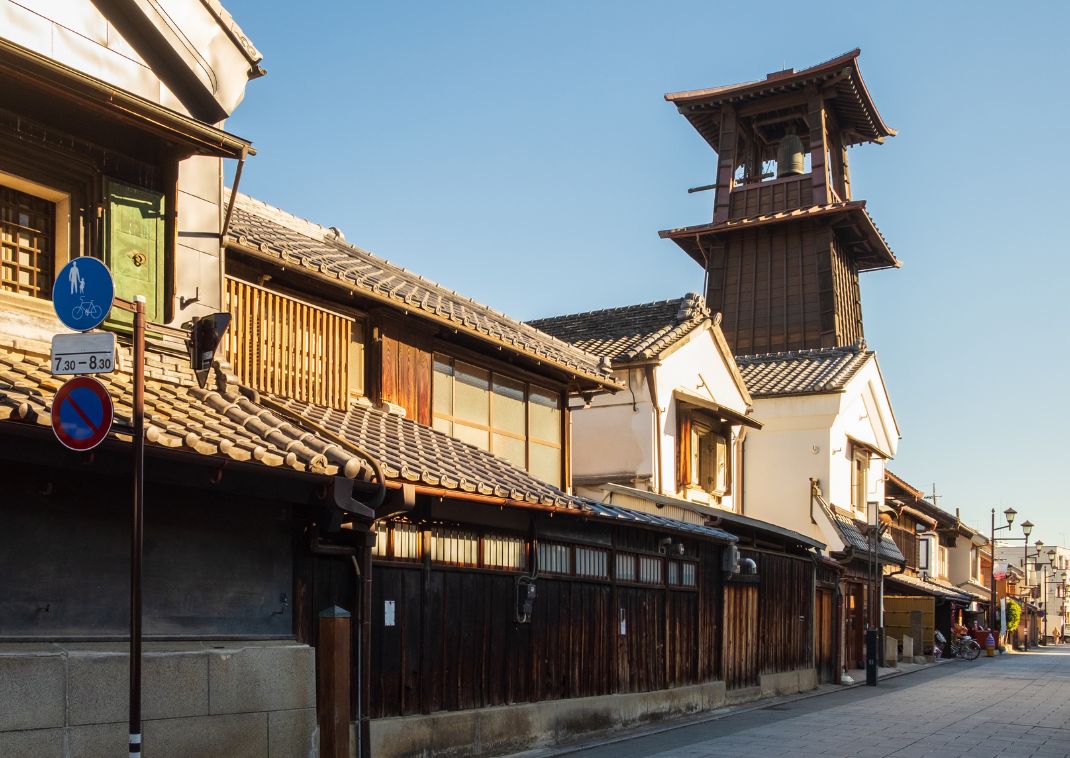 Traditionelt japansk bymiljø i Kawagoe med det historiske klokketårn Toki no Kane, også kendt som 