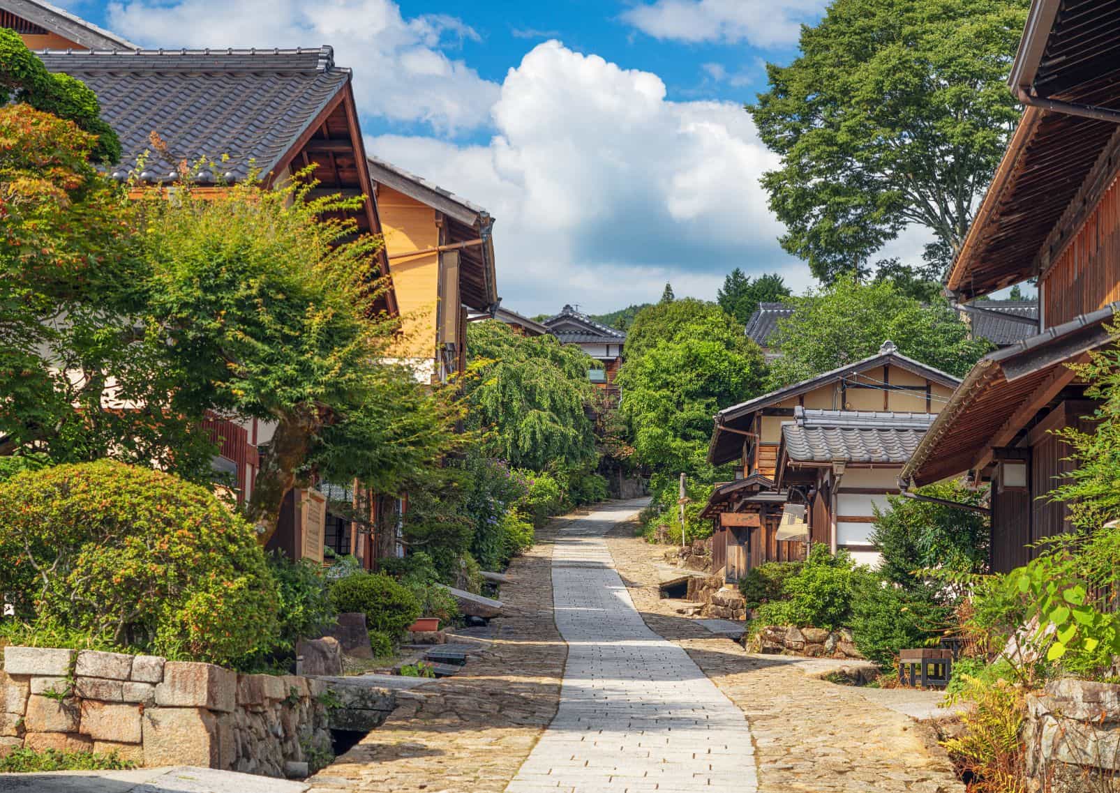 Gade i en traditionel japansk landsby