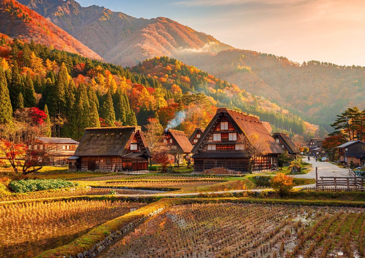 Efterårslandskab omkring den historiske landsby Shirakawa-go i Gifu, Japan.