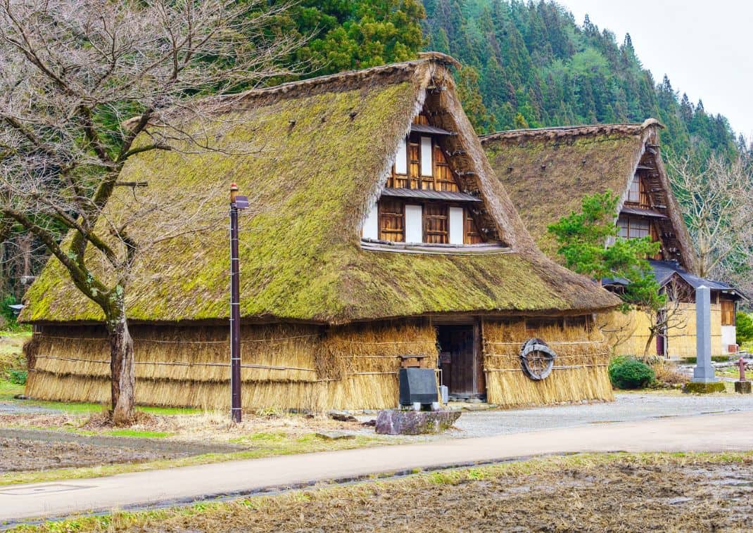 Gammelt traditionelt stråtækket bondehus i Saganuma-landsbyen, Japan.