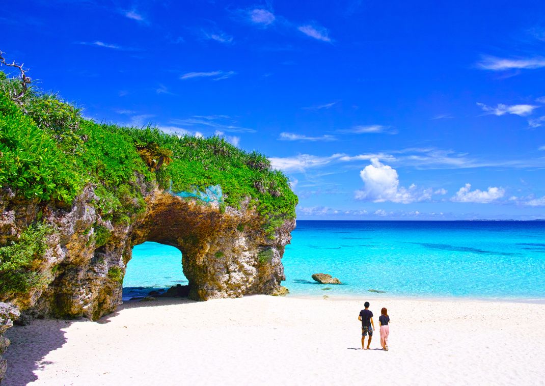 Par nyder stranden på Miyakojima island, Okinawa, Japan