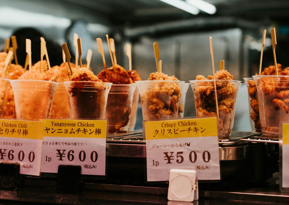 Madbod sælger karaage og stegt kylling
