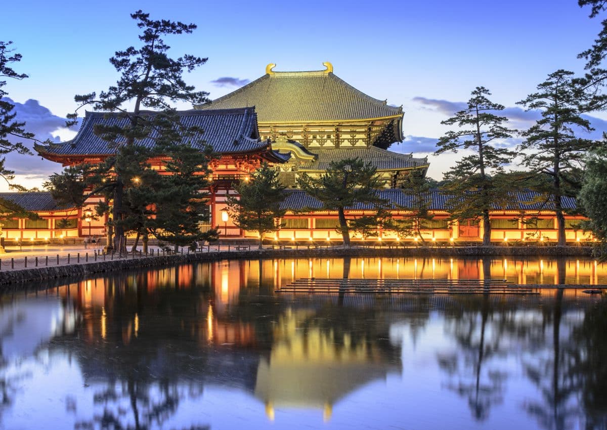 Todai-ji templet om aftenen, Nara