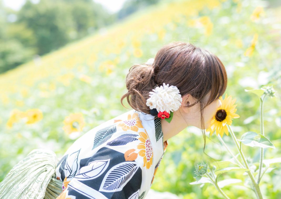 Pige i yukata kjole til solsikkefestival, Japan