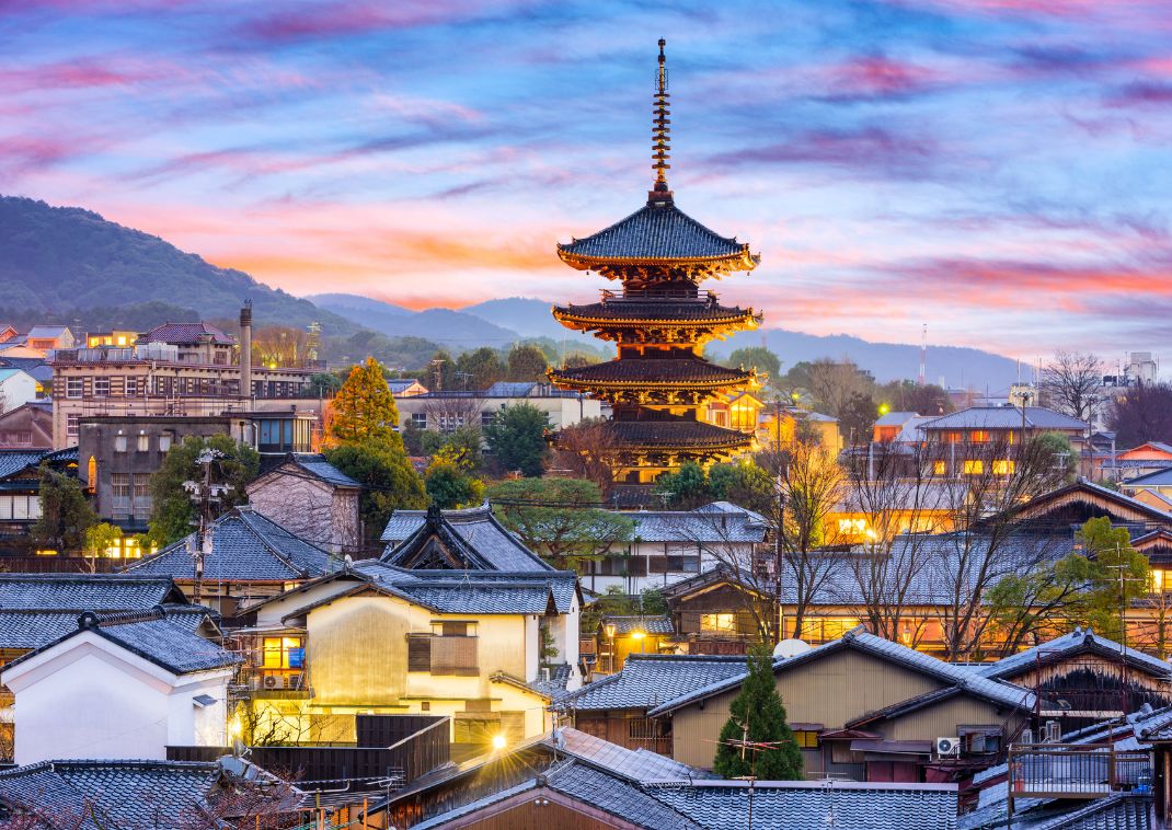 Solnedgang over det historiske Higashiyama distrikt, Kyoto