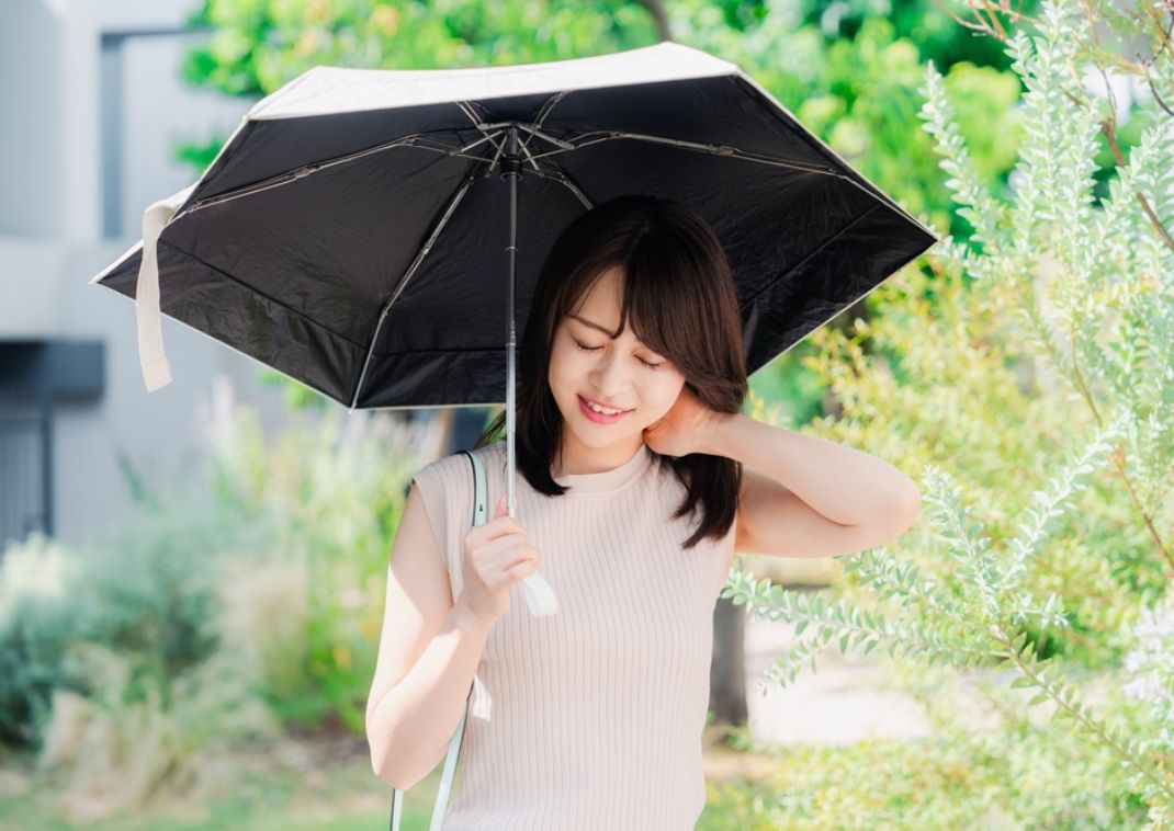 Asiatisk kvinde med parasol.