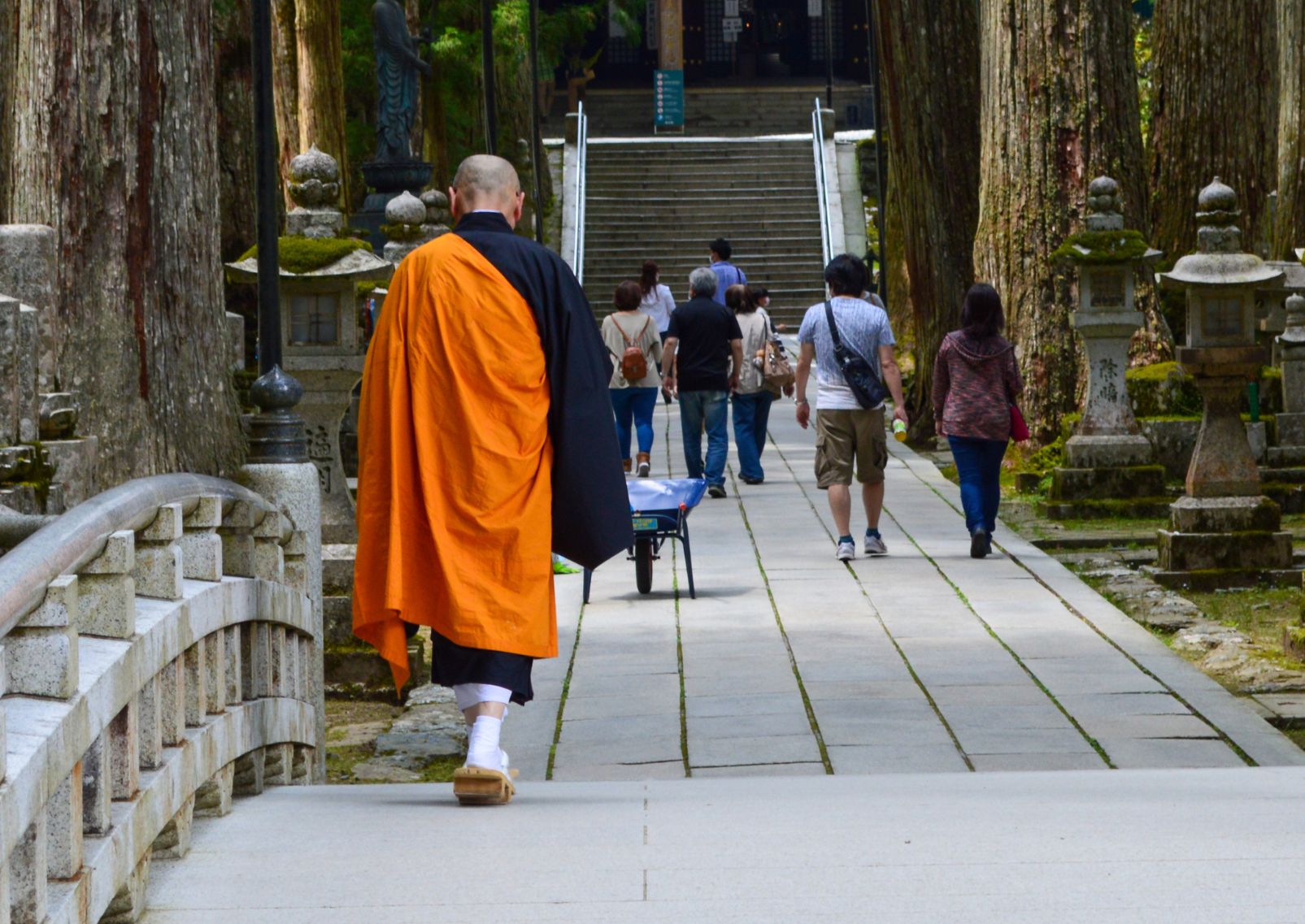 Buddhistisk munk på vej mod et tempel på Mount Koya, Japan