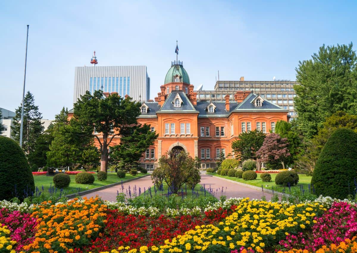 Den tidligere regeringsbygning i Sapporo på en sommerdag.