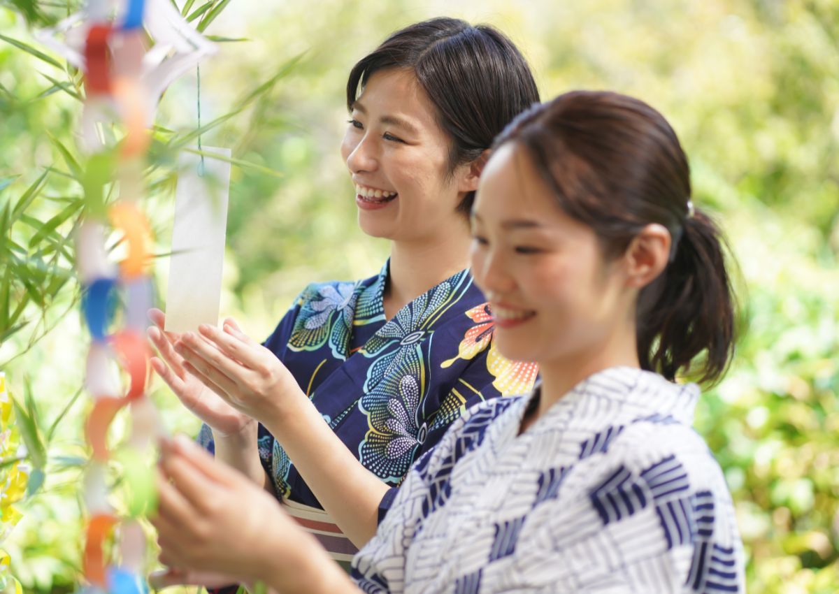Japansk kvinde skriver ønsker til tanabata