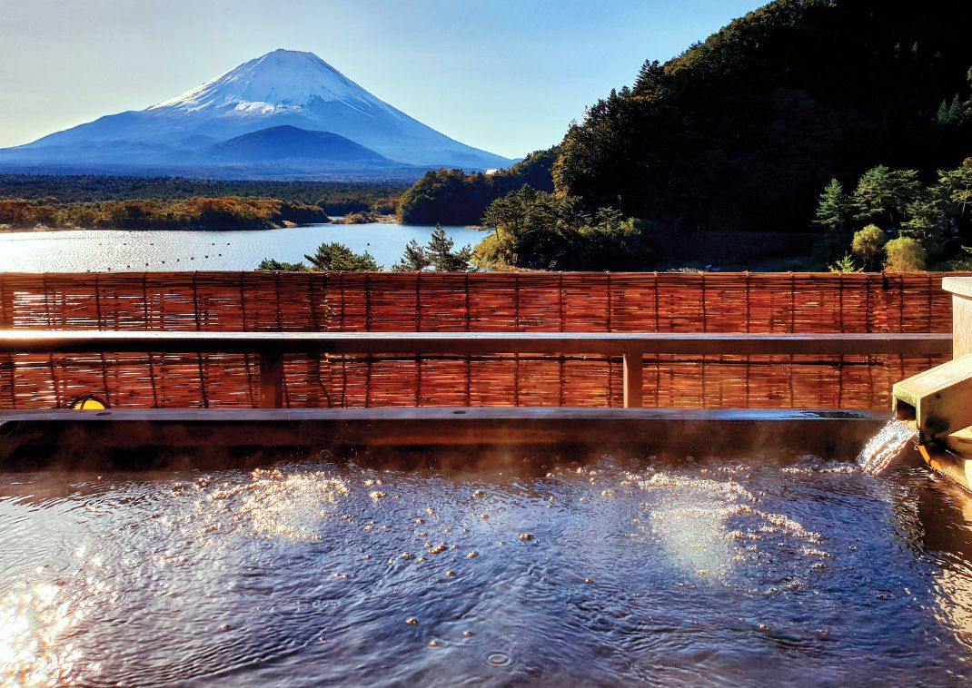 Varm kilde med udsigt til Mt. Fuji , Japan.