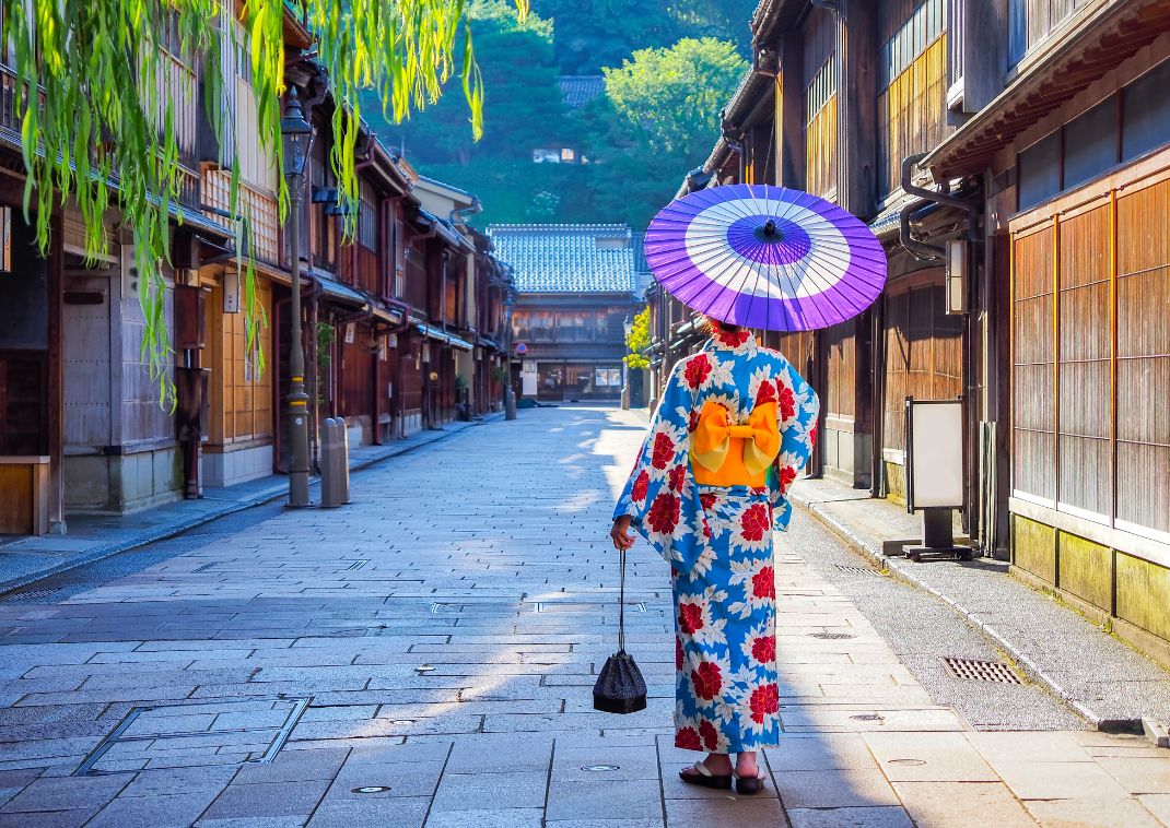 Kvinde i kimono går gennem Higashi Chaya District, Kanazawas historiske geishakvarter i Japan.