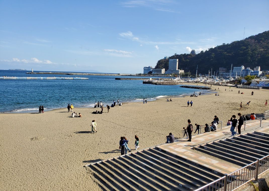 En promenade langs Atami’s strand