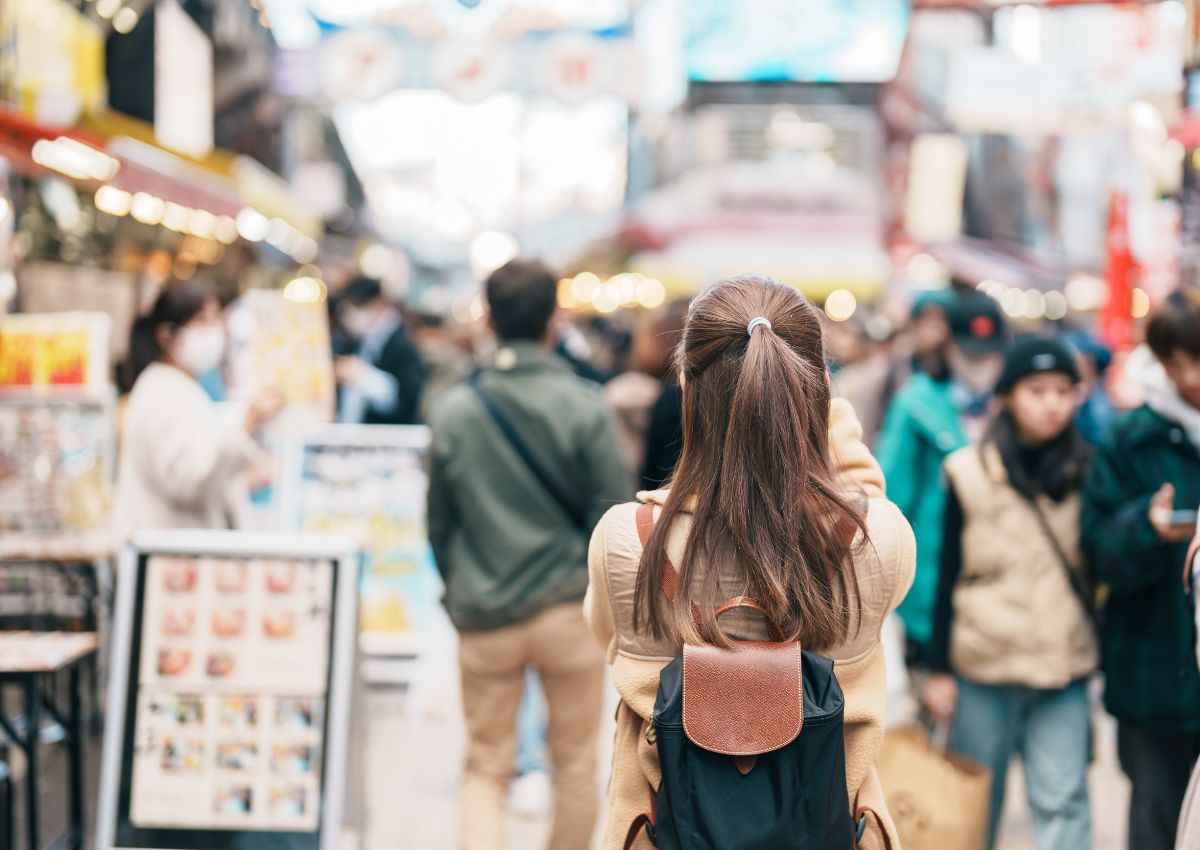 Turister på Ameyoko-markedet i Tokyo, Japan