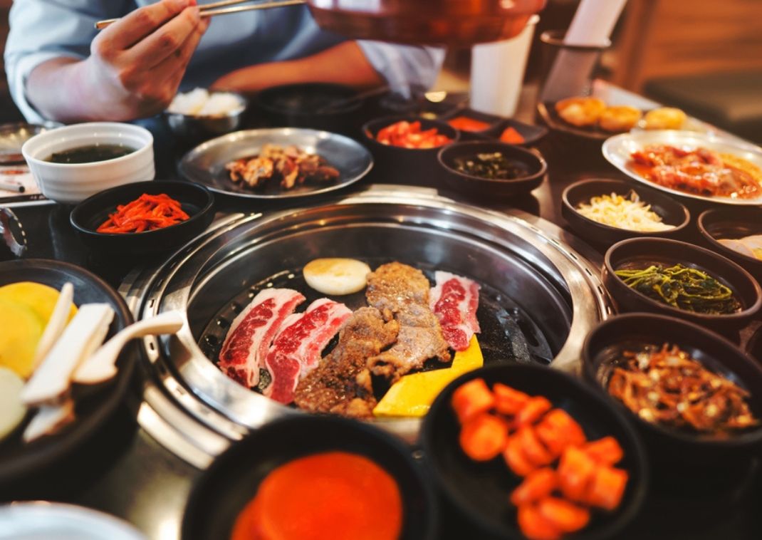 Koreansk barbecue serveret ved bordgrill i Sydkorea.