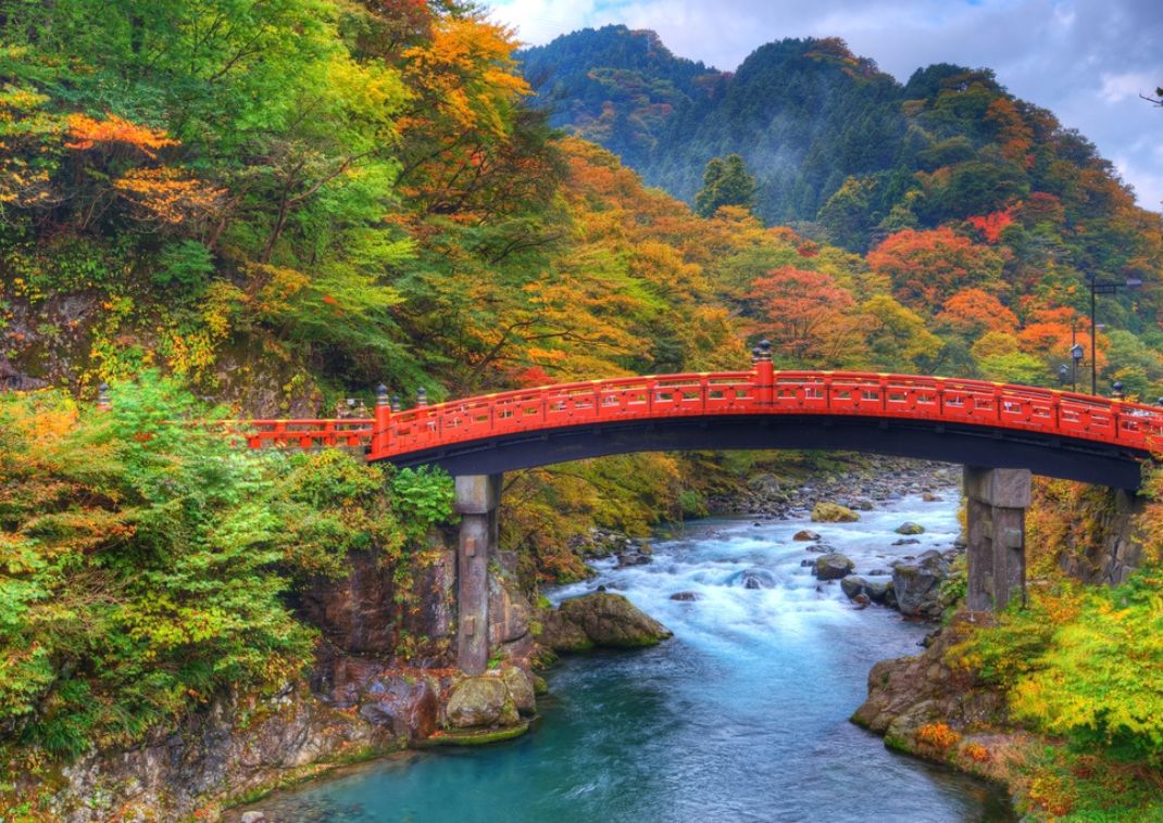 Rød bro og efterårsløv i Nikko, Japan