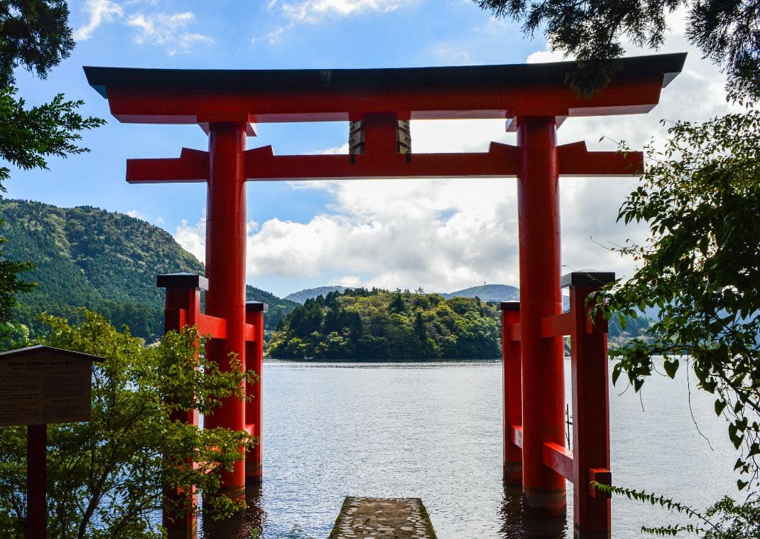 Den røde Hakone Shrine torii ved søen