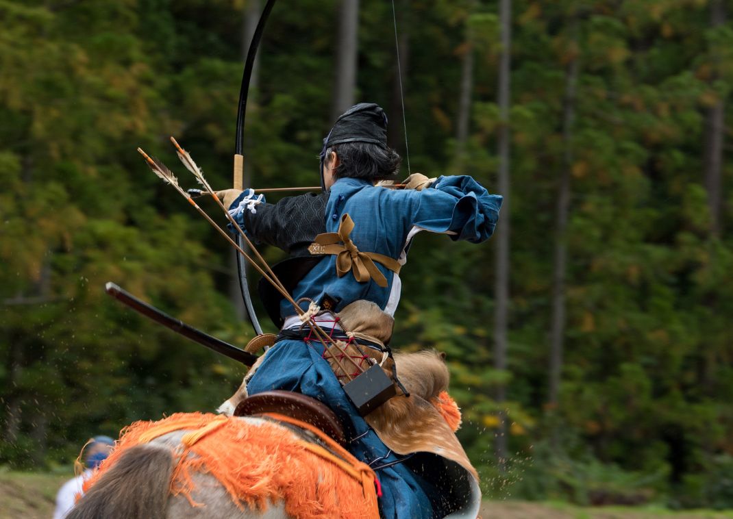 Traditionelt japansk hestebueskydning fra hesteryg