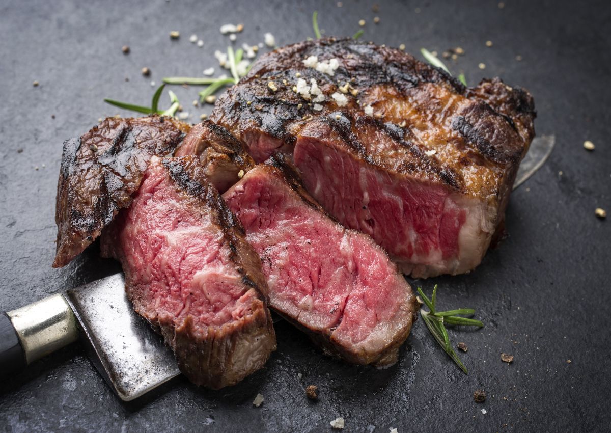 Grillet japansk wagyu-bøf serveret på tallerken