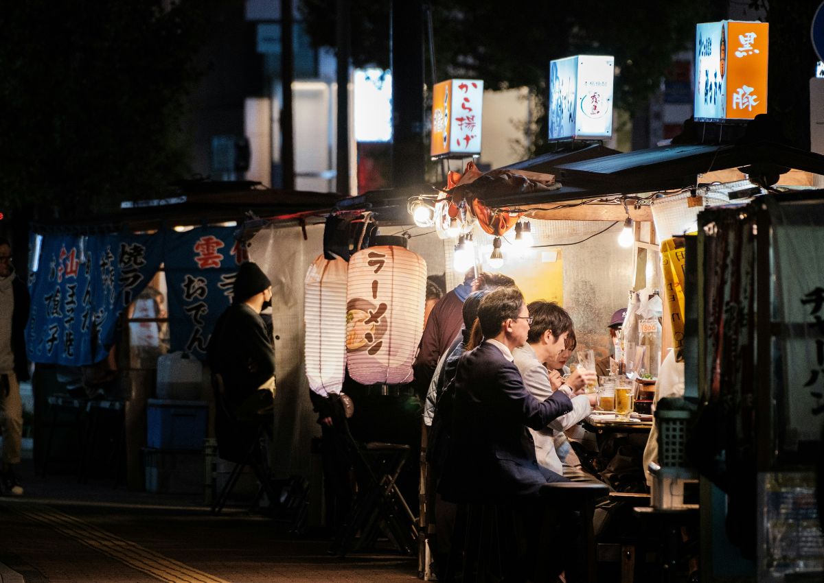 Japanere nyder et måltid ved en yatai i Fukuoka, Japon