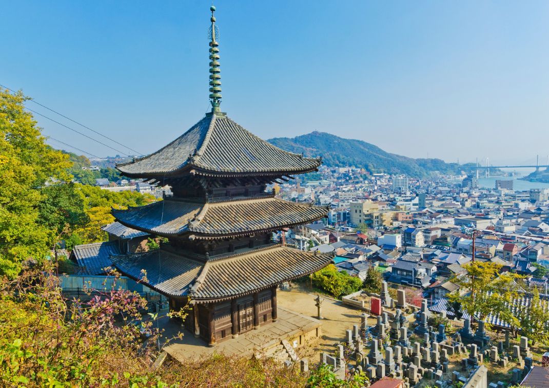 Udsigt over Onomichi med Senkoji-templet og byens historiske gader ved Seto-indlandshavet i Japan.